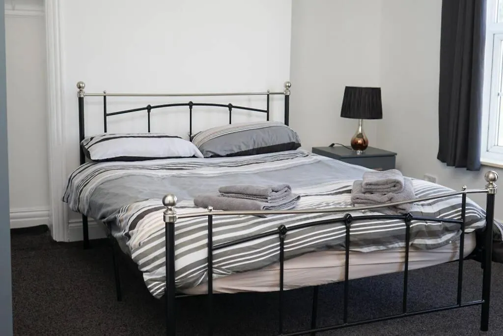 קינגסטון אפון הול Hullidays - University Side Lg 4 Bed House