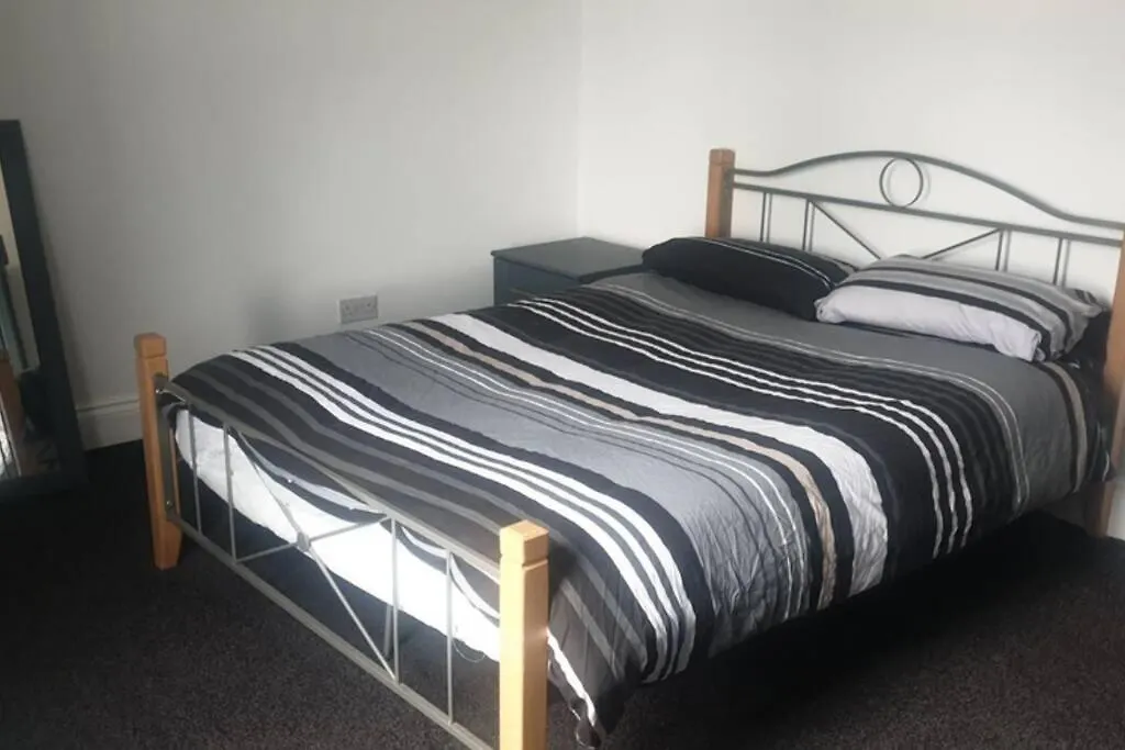 קינגסטון אפון הול Hullidays - University Side Lg 4 Bed House 0*, קינגסטון אפון הול בריטניה