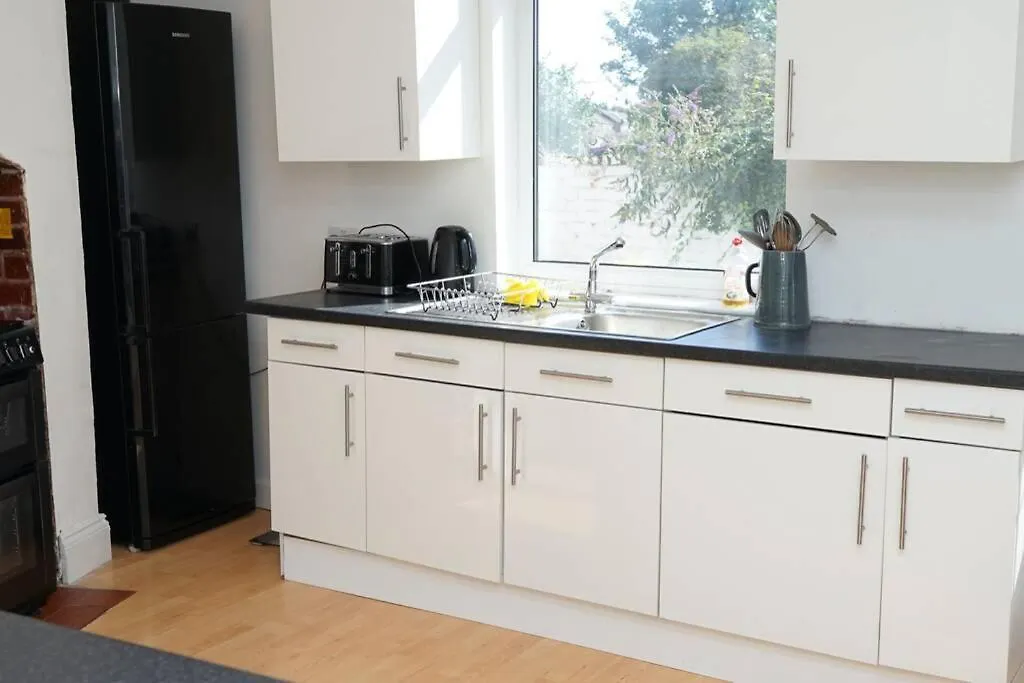 קינגסטון אפון הול Hullidays - University Side Lg 4 Bed House דירה קינגסטון אפון הול