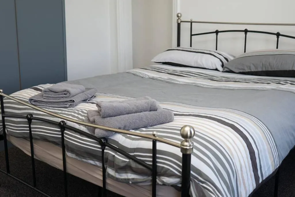 Hullidays - University Side Lg 4 Bed House Kingston upon Hull